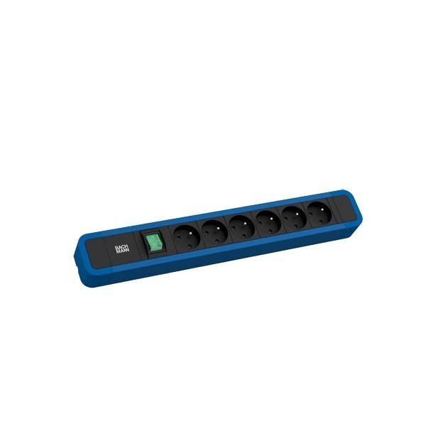 Eine blaue Steckdosenleiste mit sechs Steckdosen und einem grünen Netzschalter, konzipiert für elektrische Verbindungen.