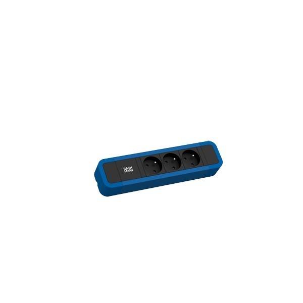 Eine blaue Steckdosenleiste mit drei europäischen Steckdosen und einem Schalter, die zum Anschluss mehrerer elektronischer Geräte verwendet wird.