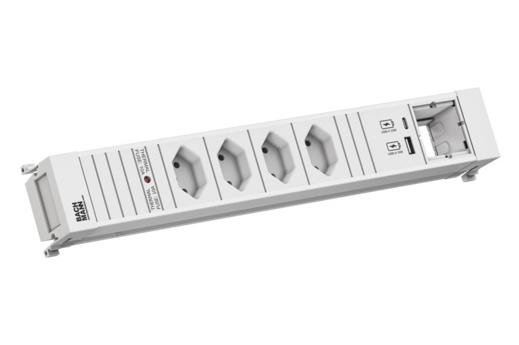 Eine weiße Steckdosenleiste mit sechs Steckdosen und zwei USB-Anschlüssen. Eine Steckdose trägt ein rotes Etikett mit der Aufschrift ‚Schutzerdung'.