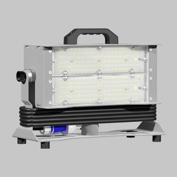 Eine mobile LED-Flutlichtlampe mit Griff, die ein rechteckiges Leuchtpanel und ein um die Basis gewickeltes Netzkabel aufweist, vor einem einfarbigen Hintergrund.