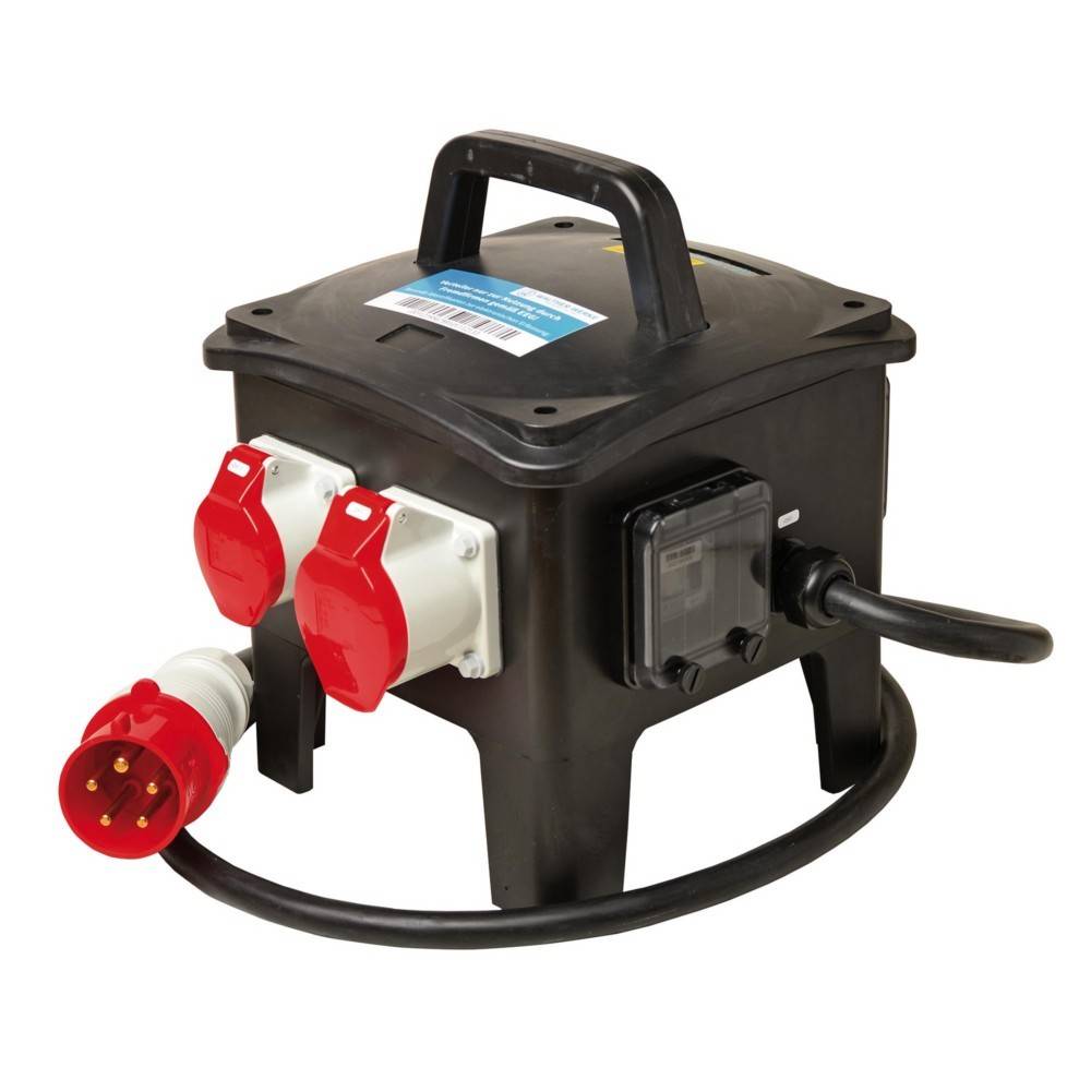 Eine schwarze industrielle Stromverteilungsbox mit Griff, ausgestattet mit zwei roten Steckdosen, einem Stromkabel und einem Schalter an der Seite.