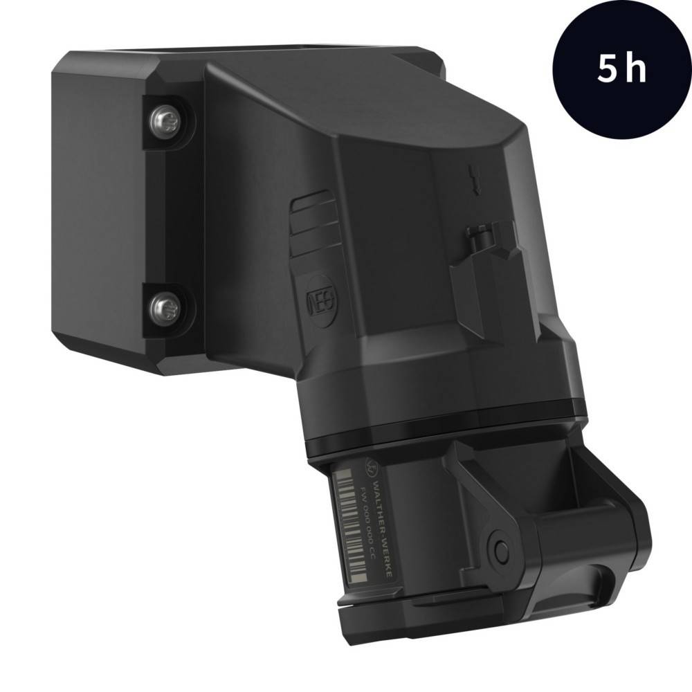 Eine schwarze elektrische Fahrzeug-Ladebuchse mit '5h' in einem schwarzen Kreis in der oberen rechten Ecke, was eine Ladezeit von fünf Stunden anzeigt.