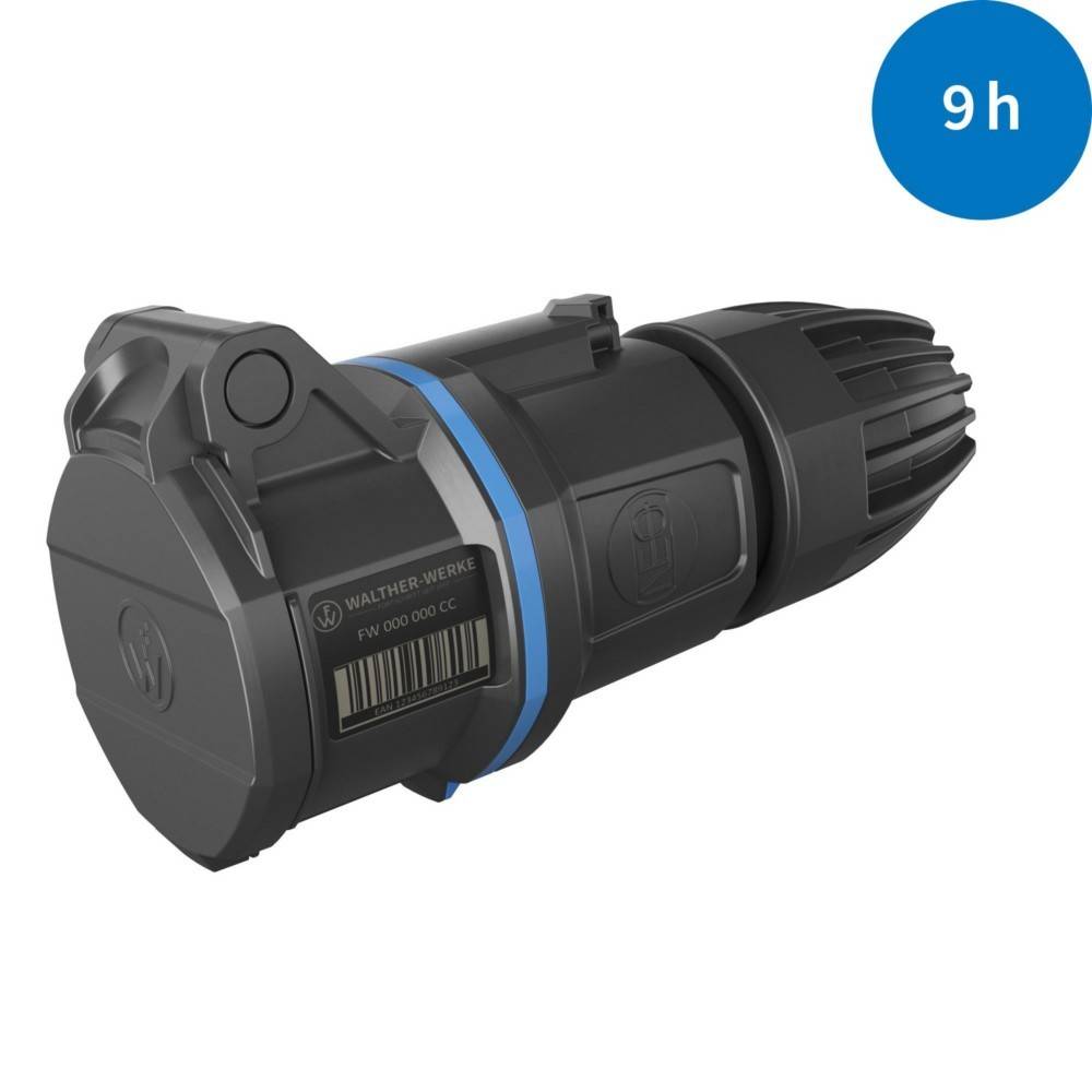 Ein zylindrischer schwarzer Gegenstand mit einem Barcode und einer Etikette mit der Aufschrift ‚PVV 000 000-CC'. Ein blauer Kreis in der Ecke zeigt ‚9h'.