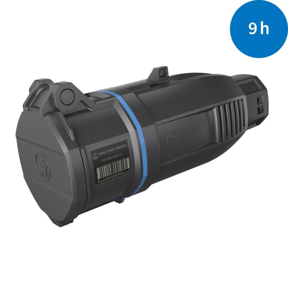 Schwarze zylindrische Batterie mit blauem Akzent und Barcode, in der oberen rechten Ecke mit '9h' beschriftet, was auf eine Ladedauer von 9 Stunden hindeutet.