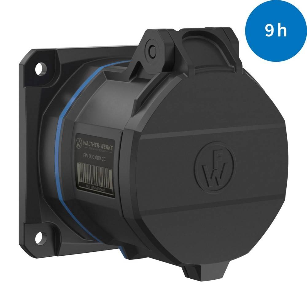 Eine schwarze industrielle Steckdose, die auf einer Oberfläche montiert ist, mit einer blauen Beschriftung '9h', die Ausdauer oder Bewertung anzeigt, und versehen mit einer Schutzabdeckung.