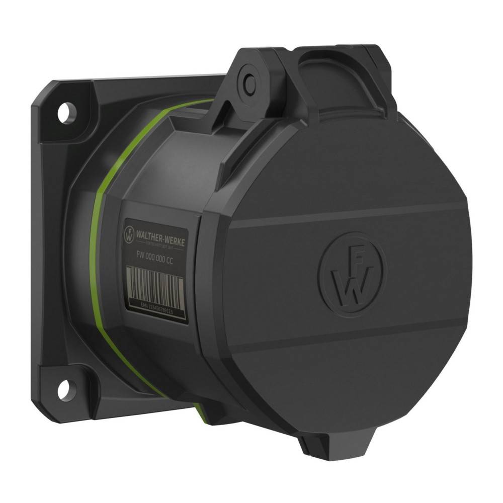 Schwarze industrielle Elektrosteckdose mit einem grünen Ring, an einer Wand montiert. Ausgestattet mit einer klappbaren Schutzabdeckung mit eingeprägtem Logo.