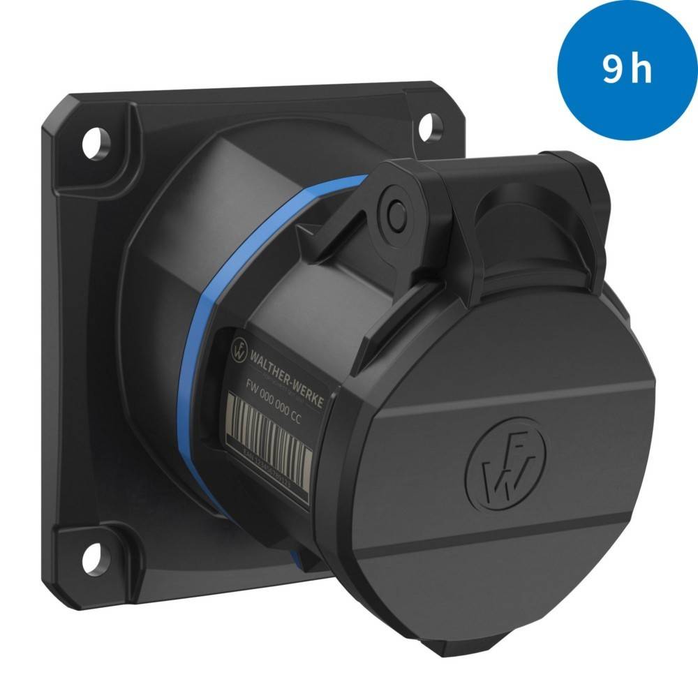Eine schwarze und blaue Steckdose mit Schutzabdeckung, die auf einer Wandplatte montiert ist. Ein '9h'-Indikator befindet sich in der oberen rechten Ecke.