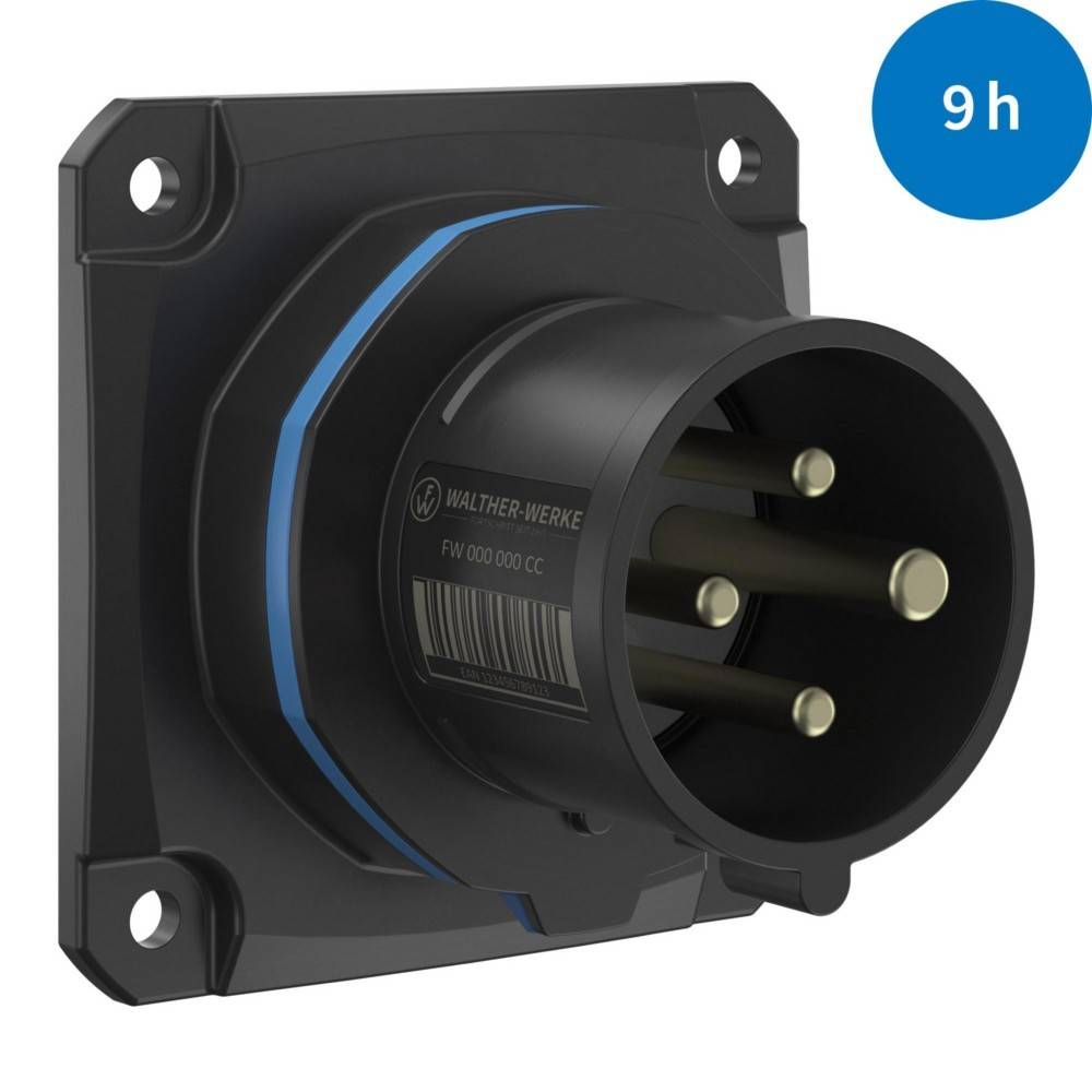 Ein Nahaufnahmebild eines schwarzen elektrischen Steckers mit drei hervorstehenden Stiften, an dessen Gehäuse 'WALTHER-WERKE' markiert ist, vor einem weißen Hintergrund.