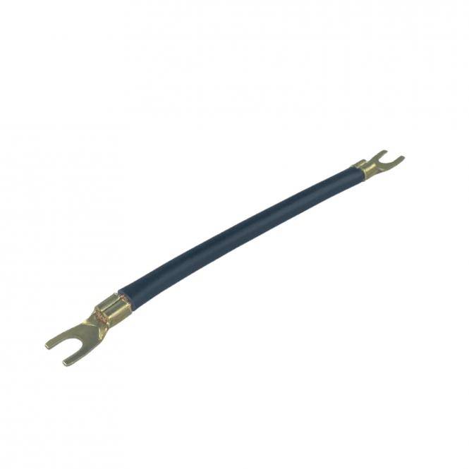 Schwarzes isoliertes Kabel mit Gabelklemmen an beiden Enden, dargestellt auf weißem Hintergrund.