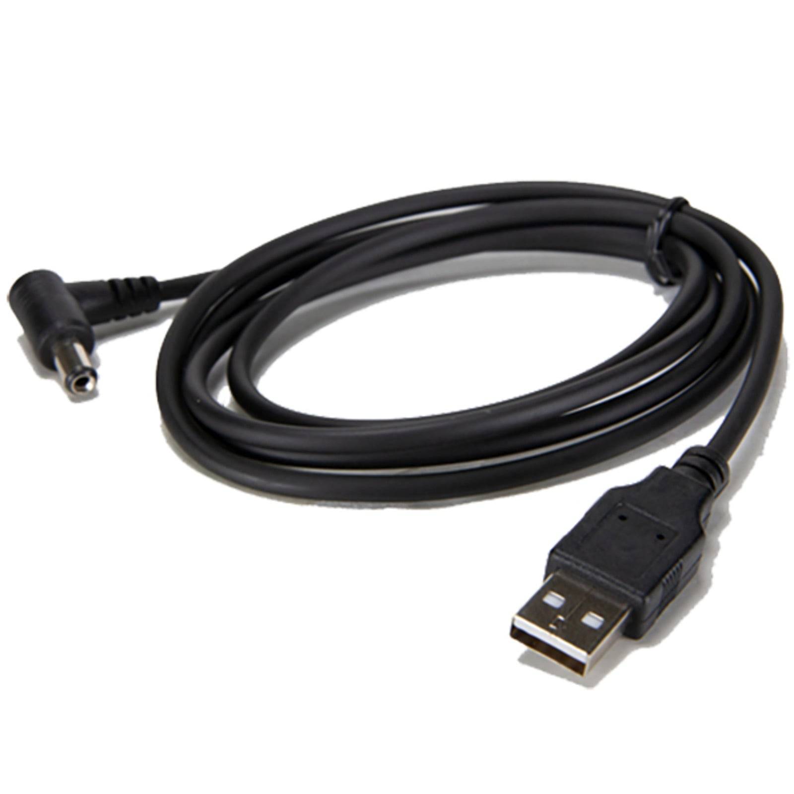 Ein schwarzes USB-Ladekabel mit einem USB-A-Anschluss an einem Ende und einem runden Steckverbinder am anderen Ende, aufgewickelt auf einem weißen Hintergrund.