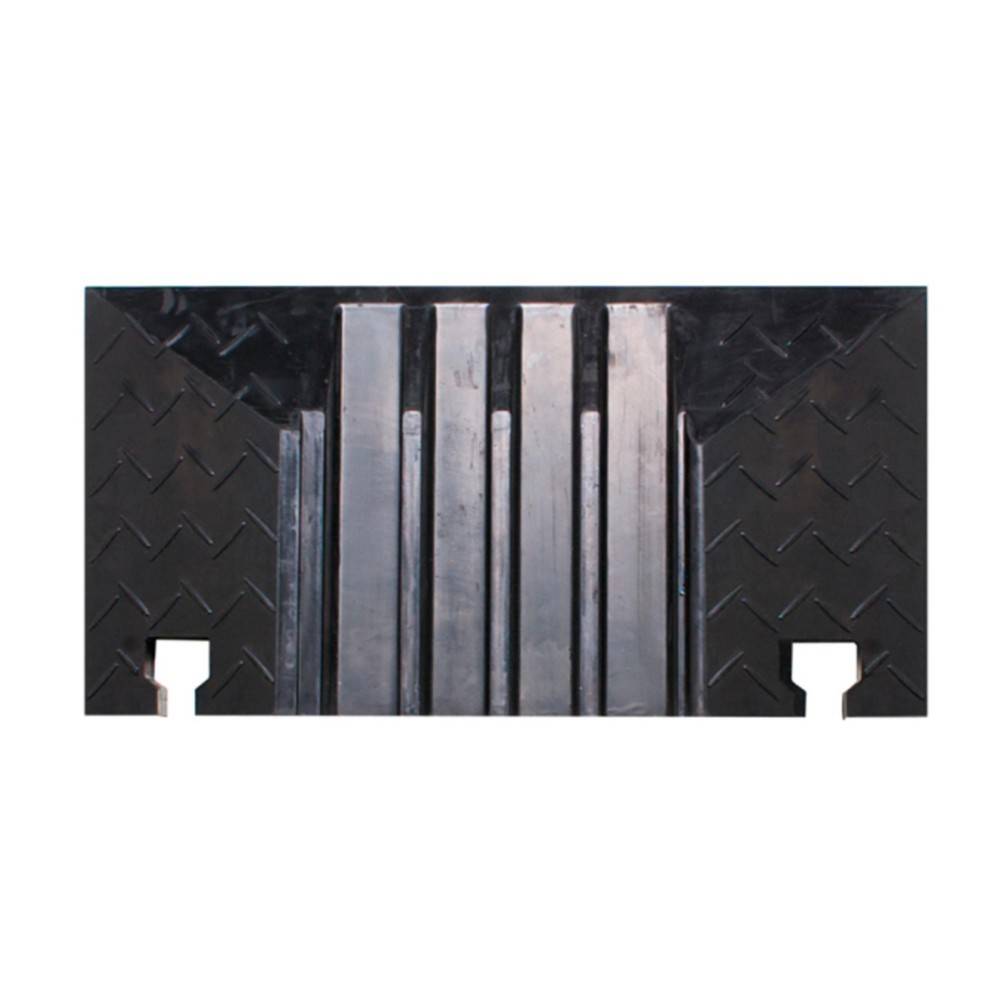 Eine schwarze Metallplatte mit vier vertikalen Schlitzen und erhabenen Diagonalmustern auf beiden Seiten. Zwei quadratische Öffnungen am unteren Zentrum.