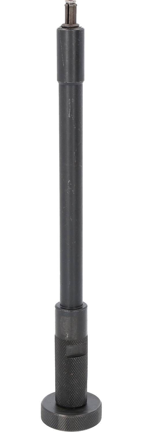 Eine schlanke, schwarze Zylinderstange auf weißem Hintergrund.