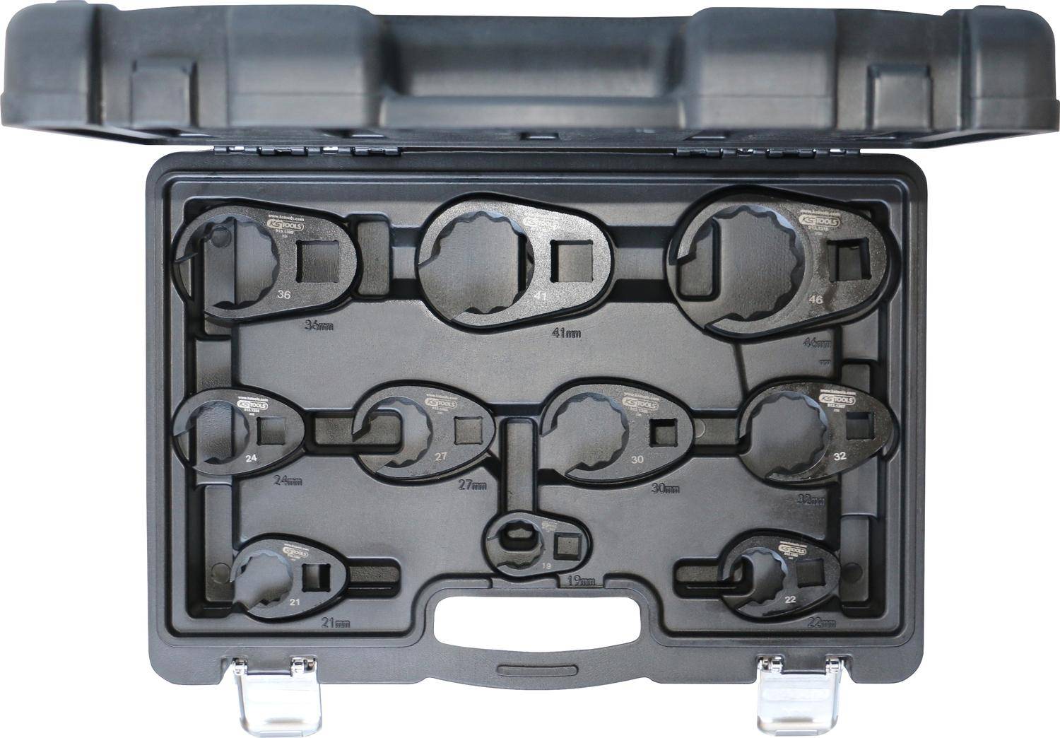 Eine Werkzeugkiste mit geformten Fächern enthält verschiedene Ringschlüssel, die in Millimetern beschriftet sind und von 21 mm bis 50 mm reichen, nach Größe sortiert.