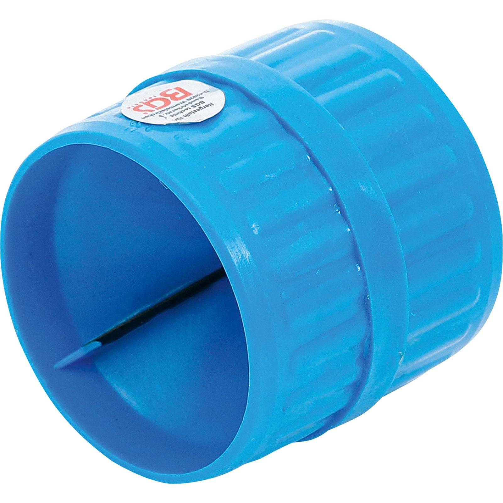 Ein blaues Plastikrohr-Entgratungswerkzeug mit kreisförmiger Gestalt, gerillter Außenseite und einer Klinge im Inneren zum Glätten von Rohrkanten.