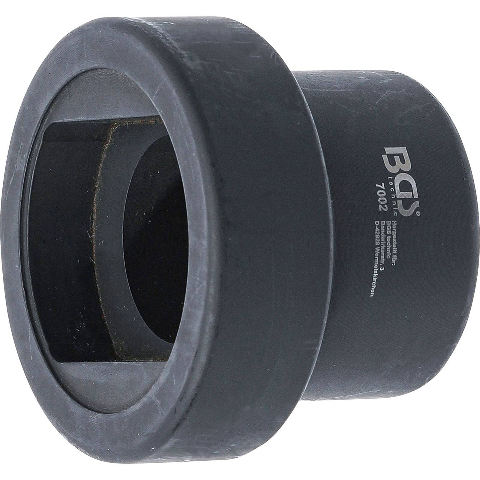 Eine große, dunkle Metallbuchse mit quadratischer Aussparung, die für schwere mechanische Anwendungen verwendet wird, zeigt 'BGS 7002' auf der Seite gedruckt.