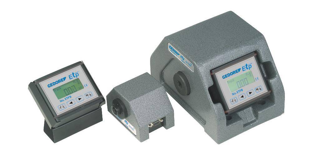 Industrielle Ausrüstung mit digitalen Anzeigen, beschriftet mit „GEODETIC