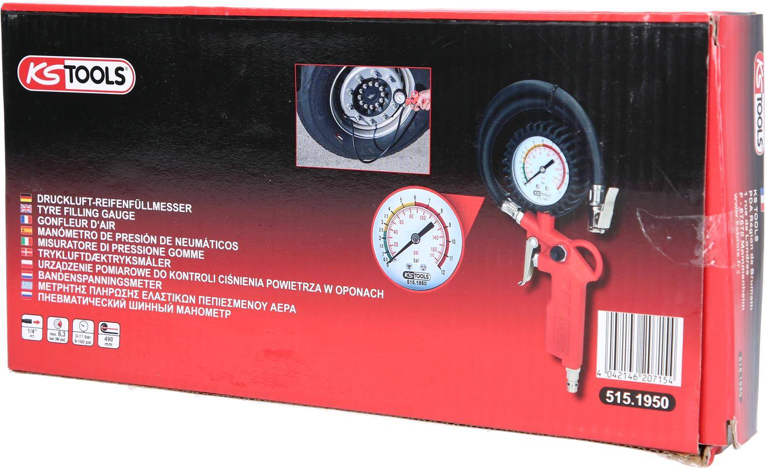 Ein Reifendruckmessgerät-Set wird auf der Verpackung präsentiert. Enthält ein Messgerät mit einem Zifferblatt und einem Schlauch, der an ein rotes Luftkompressor-Werkzeug angeschlossen ist.