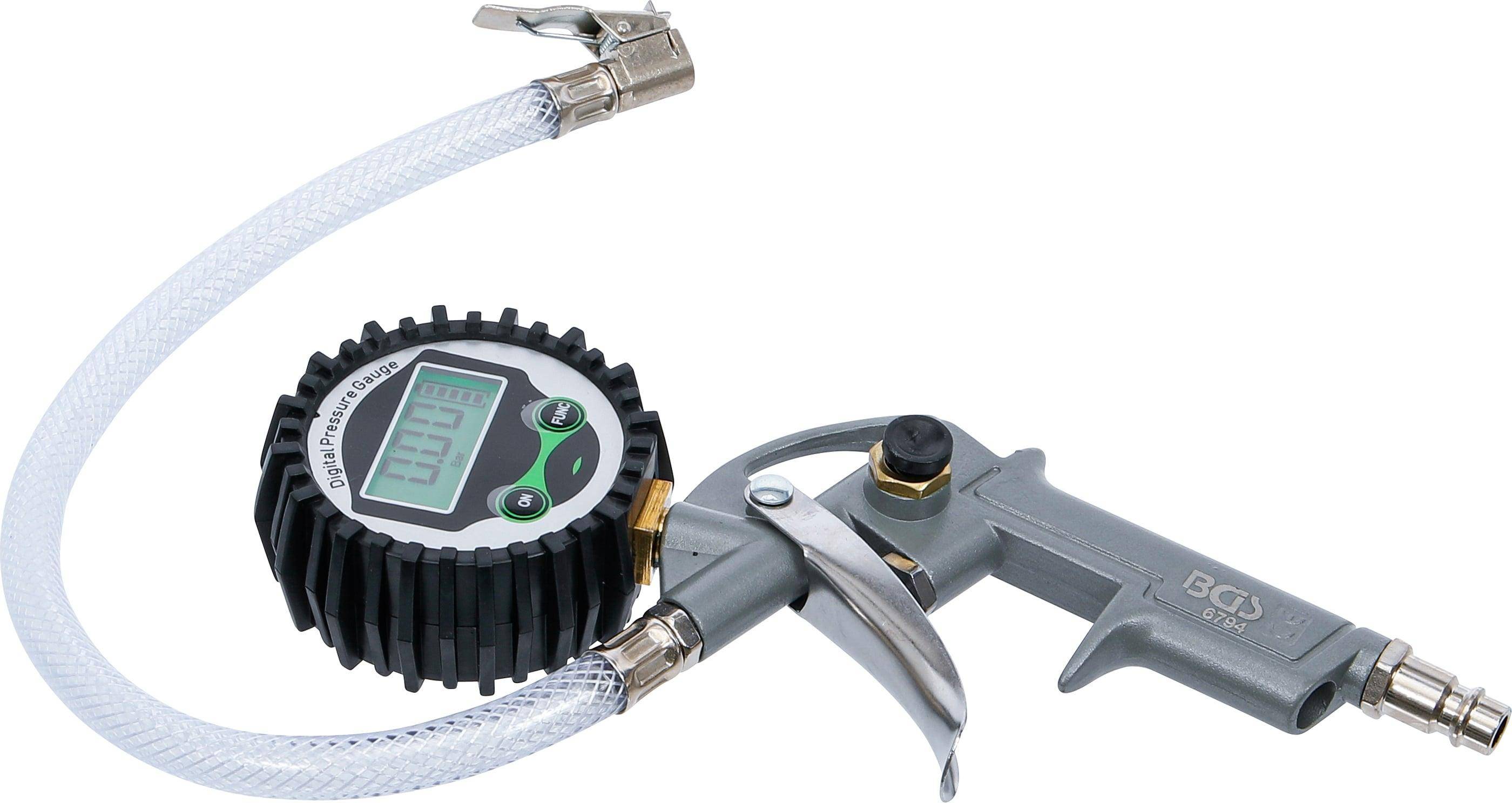 Ein digitales Reifendruckmessgerät mit Metallklammer und LCD-Display, das mit einem Schlauch verbunden ist. Es wird zum Überprüfen und Aufpumpen von Reifen verwendet.