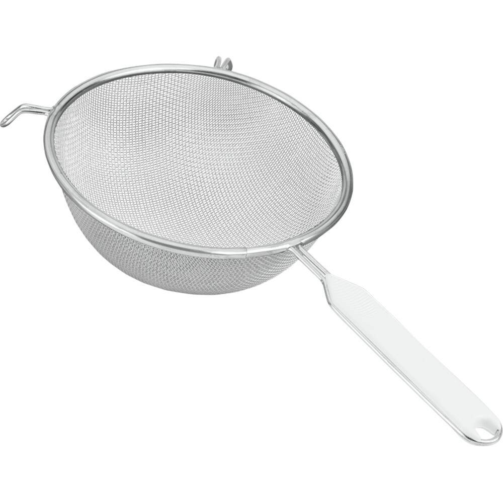 Ein Metallmaschendurchschlag mit einem langen Griff und einem kleinen Haken am Rand, der zum Abseihen von Flüssigkeiten oder zum Sieben von trockenen Zutaten verwendet wird.