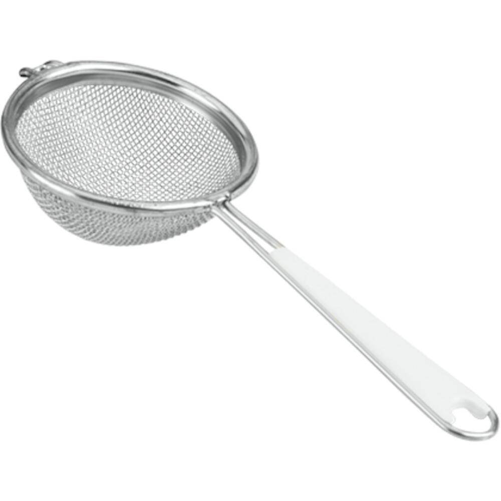 Ein Metallmaschenseiher mit langem Griff, der zum Sieben oder Abtropfen beim Kochen verwendet wird. Er wird auf einem weißen Hintergrund platziert.