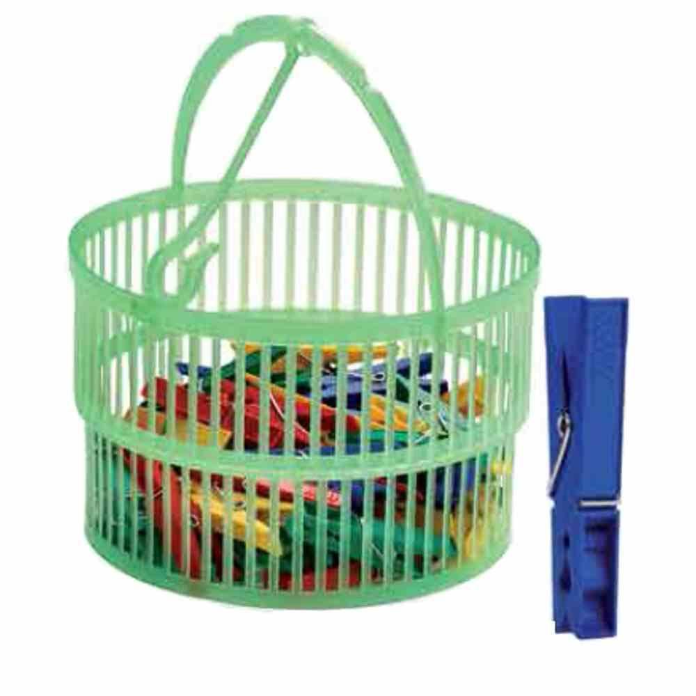Ein grüner Plastikkorb, gefüllt mit bunten Wäscheklammern neben einer einzelnen großen blauen Wäscheklammer.