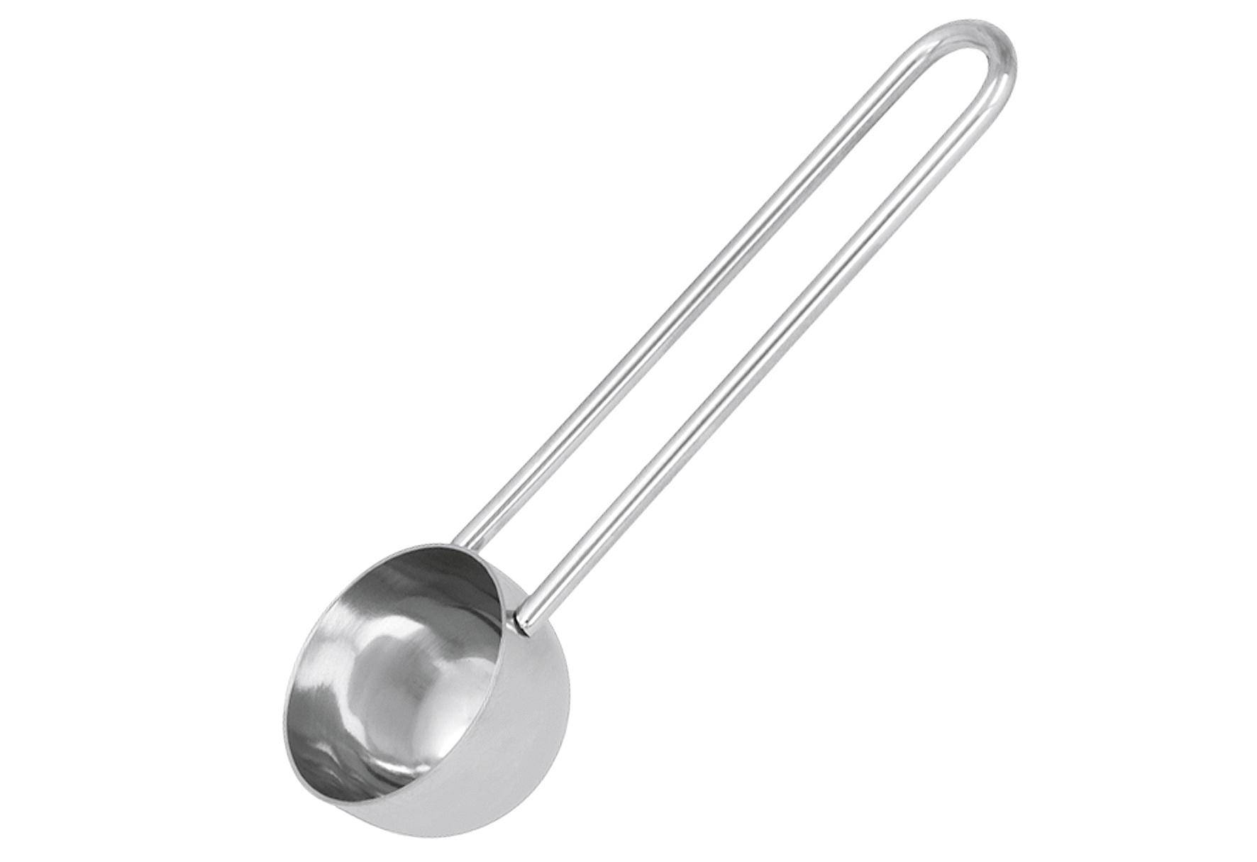 Ein Edelstahl-Kaffeeloeffel mit langem Griff, entwickelt zum Messen von gemahlenen Kaffee, vor einem weissen Hintergrund dargestellt.