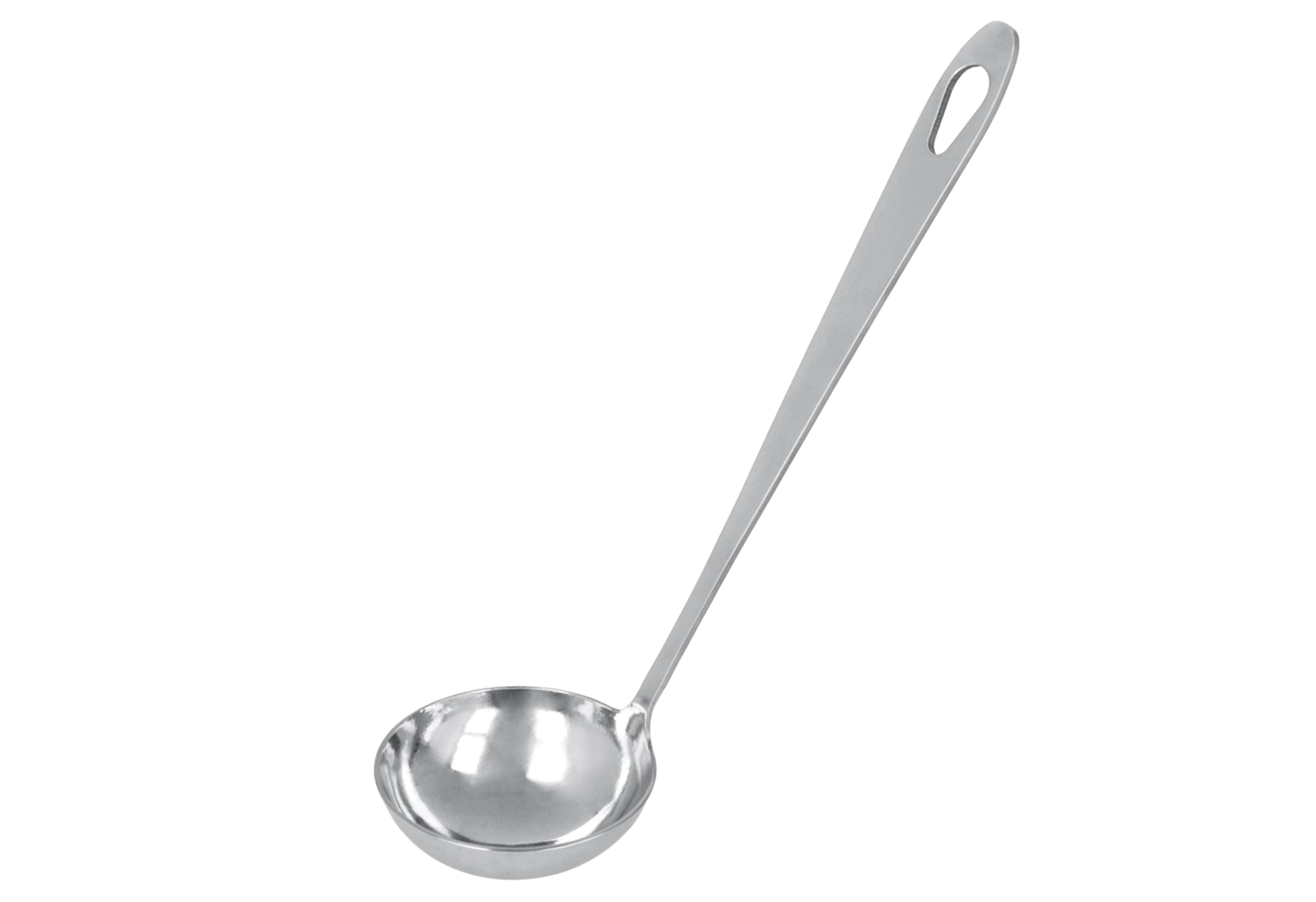 Eine glänzende Metallkelle mit einer tiefen Schüssel und einem langen Griff wird vor weißem Hintergrund gezeigt.