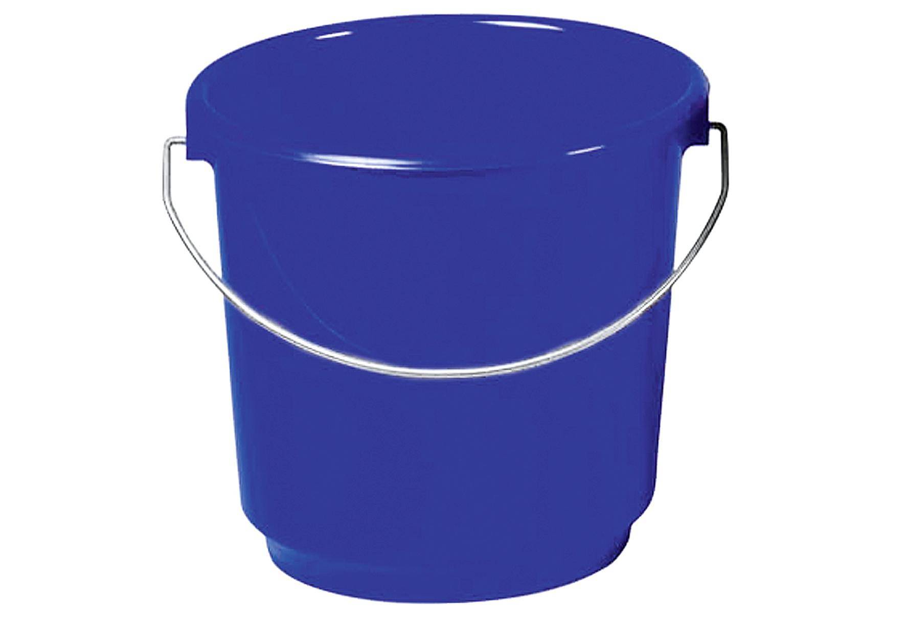 Ein blauer Kunststoffeimer mit einem Metallgriff.