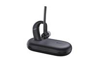 Schwarzes kabelloses Bluetooth-Headset mit einem einzelnen Ohrhörer und langem Boom-Mikrofon, gezeigt auf einer Ladestation.