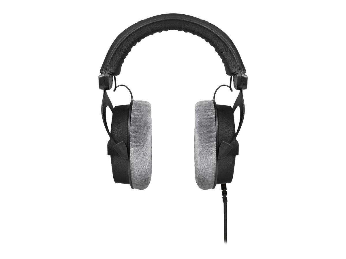 Schwarze Over-Ear-Kopfhörer mit grauen gepolsterten Ohrmuscheln und einem schwarzen Kopfbügel, die durch ein abnehmbares Kabel an der linken Ohrmuschel verbunden sind.