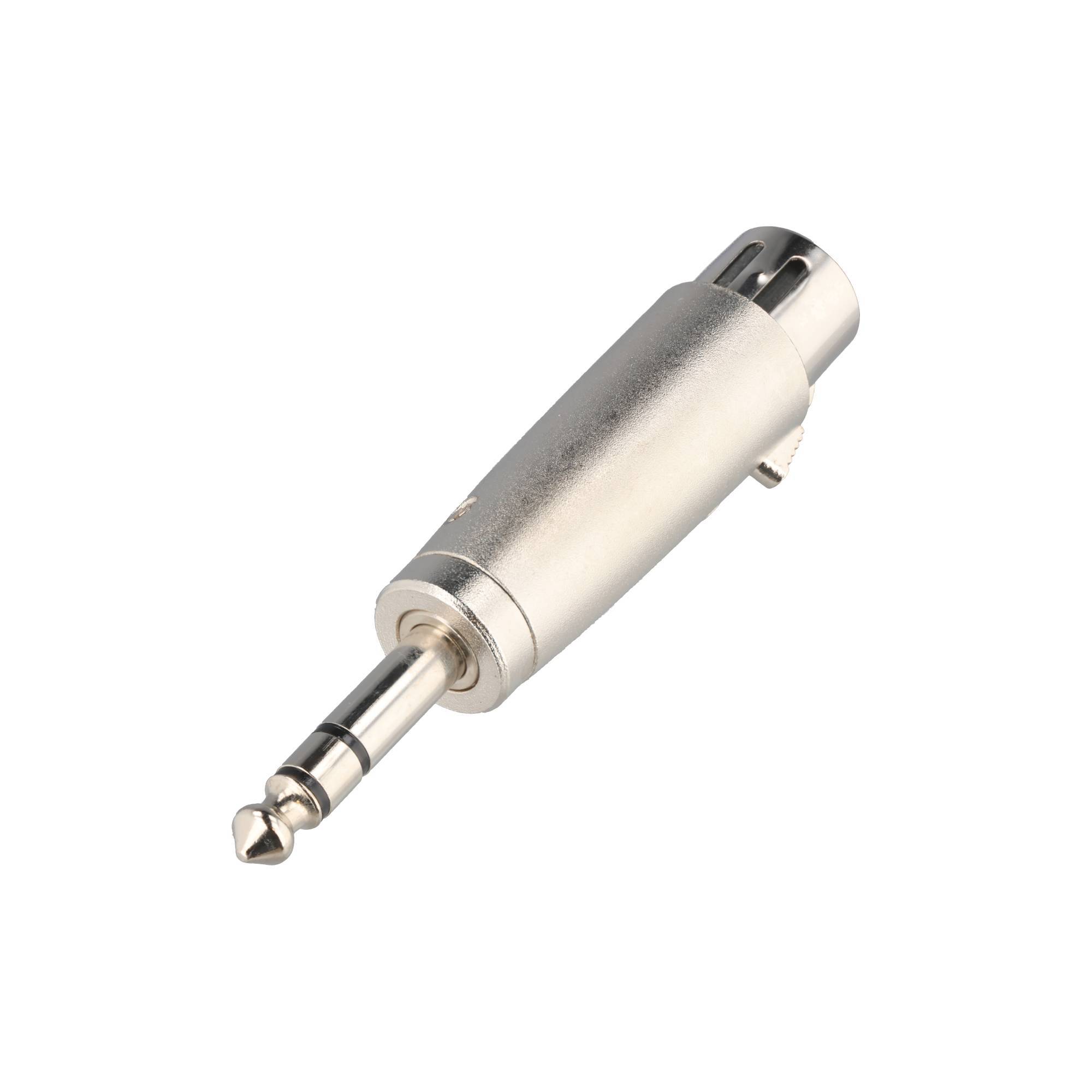 Nahaufnahme eines 3,5-mm-Audioadapters mit zylindrischem Metallgehäuse und Stecker auf weißem Hintergrund.