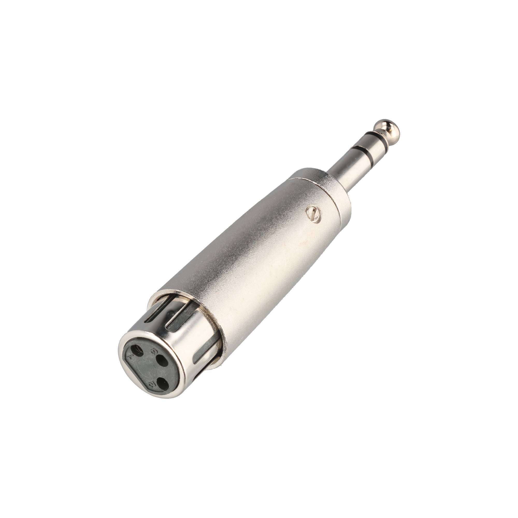 Ein Metall-Audioadapter-Stecker mit einer 1/4-Zoll-Buchse und einem dreilochigen weiblichen XLR-Stil-Stecker, gezeigt auf weißem Hintergrund.