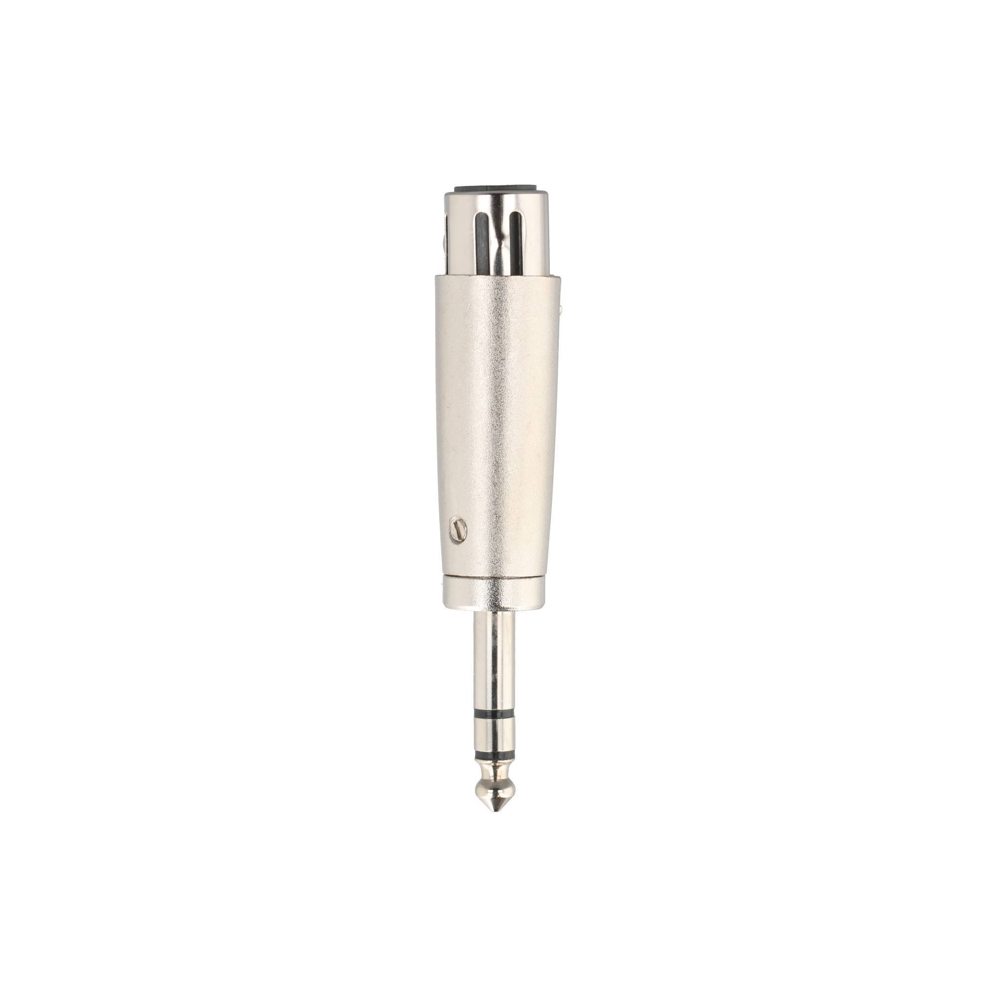 Silberner XLR-Audiostecker mit zylindrischem Metallgehäuse auf weißem Hintergrund.