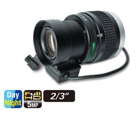 Schwarze CCTV-Kameraobjektiv mit angeschlossenem Kabel, gekennzeichnet mit Tag/Nacht, Full HD 5MP und 2/3-Zoll-Sensorgröße.
