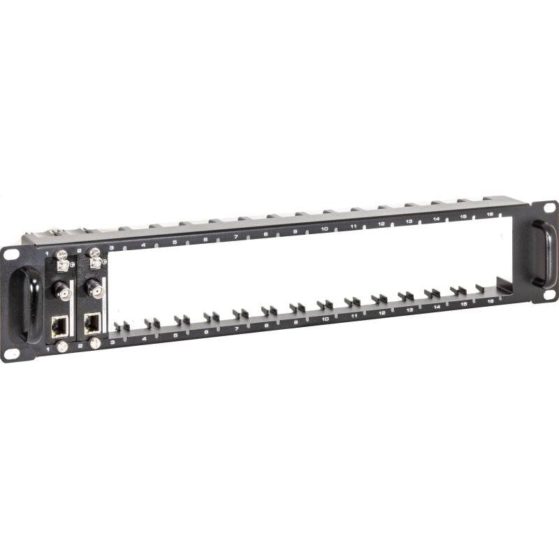 Ein 19-Zoll schwarzes Rack-Kabelmanagementsystem mit offener Mittelmitte, nummerierten Schlitzen und seitlichen Halterungen zur Organisation von Netzwerkkabeln.