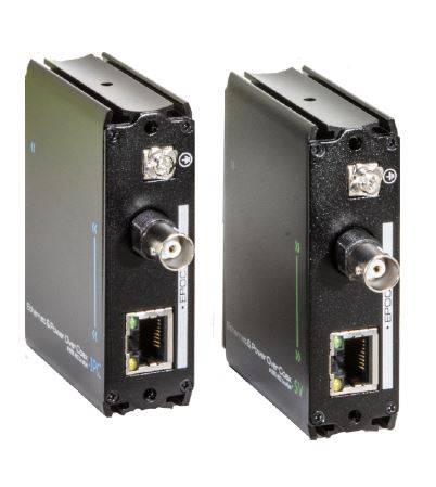 Zwei schwarze industrielle Netzwerkmodule nebeneinander dargestellt, jedes mit einem Koaxialstecker und einem Ethernet-Anschluss auf der Vorderseite.