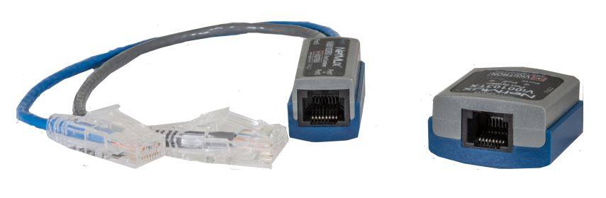 Zwei Ethernet-Adapter-Geräte mit blauen Kabeln und RJ45-Anschlüssen, nebeneinander auf weißem Hintergrund dargestellt.