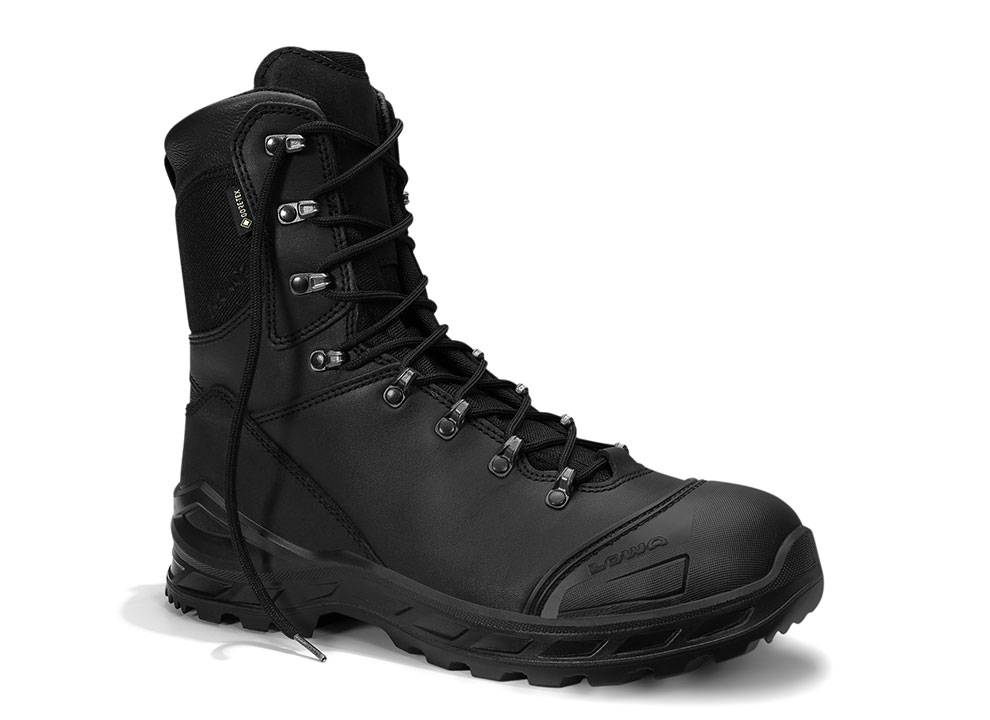 Ein schwarzer Lederwanderschuh mit dicker Sohle und Metalldurchgängen für Schnürsenkel, entwickelt für robuste Outdoor-Einsätze.