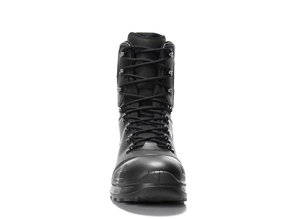 Schwarzer Utility-Stiefel mit Schnürsenkeln und hohem Schaft, von vorne gegen einen weißen Hintergrund gesehen.