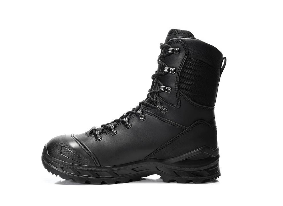 Ein schwarzer taktischer Lederstiefel mit hoher Knöchelunterstützung, Schnürverschluss an der Vorderseite und robuster Sohle, entwickelt für Outdoor-Aktivitäten und raues Gelände.