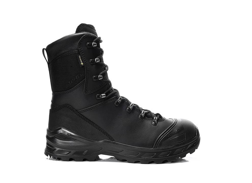 Ein schwarzer, robuster Hochschaftstiefel mit Schnürverschluss und verstärkter Sohle, entwickelt für Outdoor- oder taktische Einsätze.