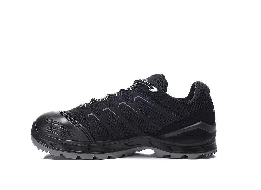 Schwarzer athletischer Turnschuh mit robuster Sohle, Seitenansicht auf weißem Hintergrund.