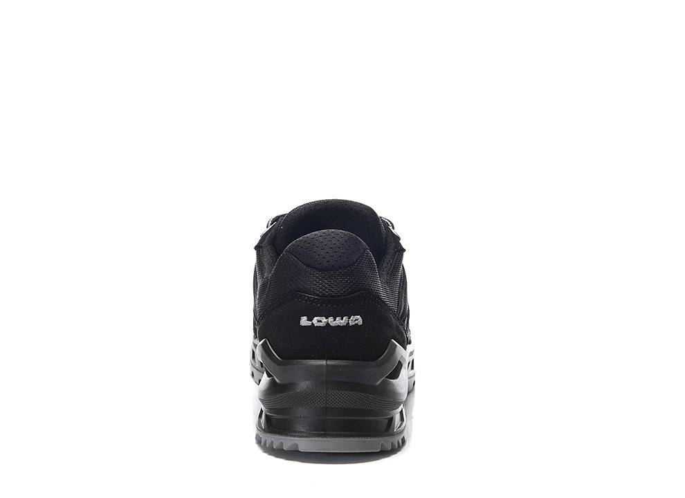 Ein schwarzer Sportschuh, von hinten gezeigt, mit dem Markennamen 'LOWA' in weißer Schrift auf der Ferse.