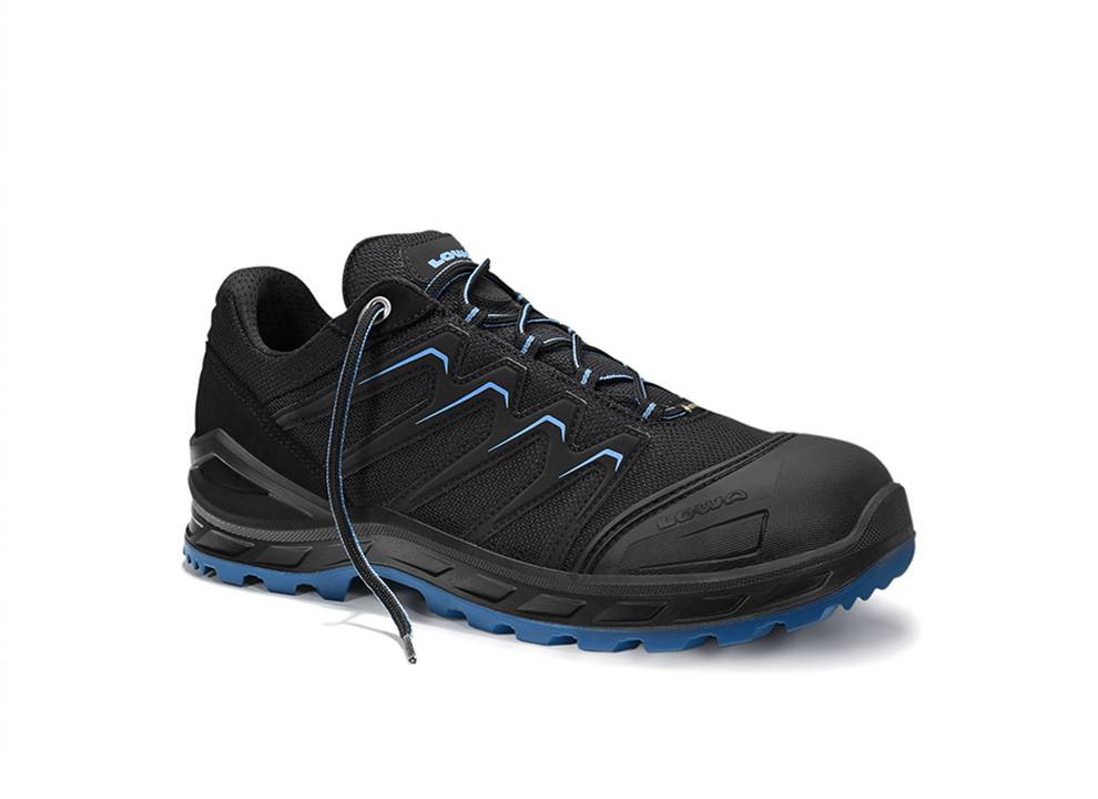Ein schwarzer und blauer Sportschuh mit einer robusten Sohle, der für Outdoor-Aktivitäten konzipiert ist, mit Schnürverschluss und strapazierfähigem Material.