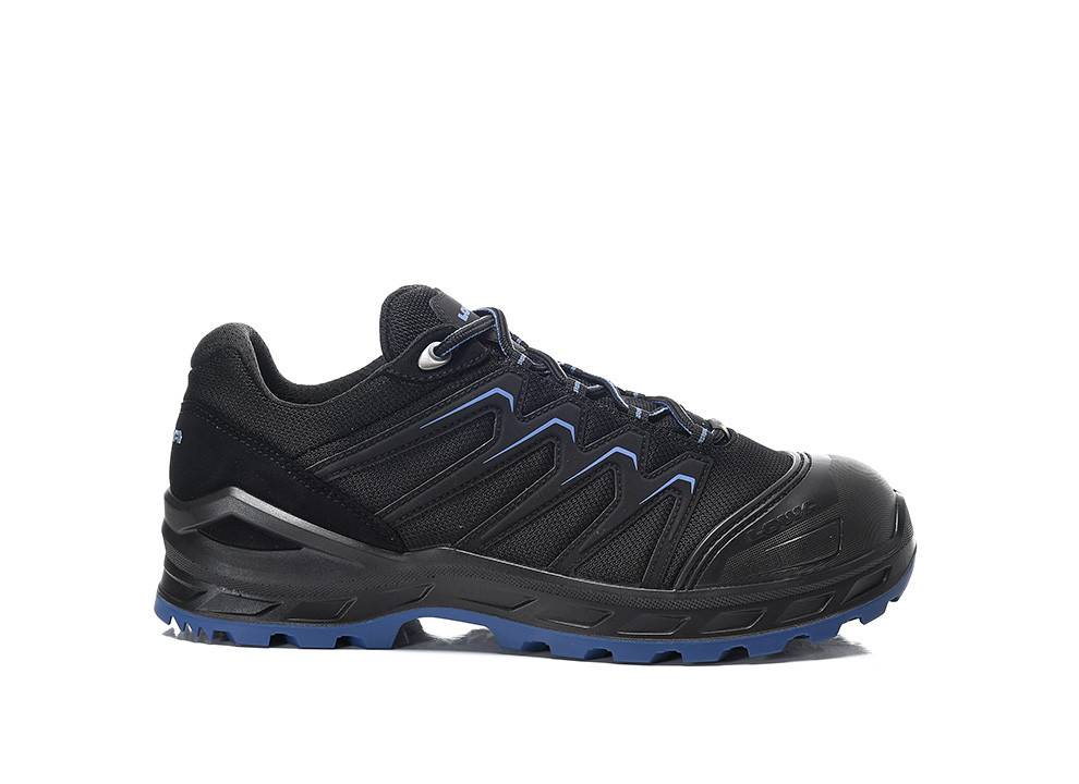 Ein schwarzer und blauer Sportschuh mit einer robusten Sohle, konzipiert für Outdoor-Aktivitäten oder Wanderungen.