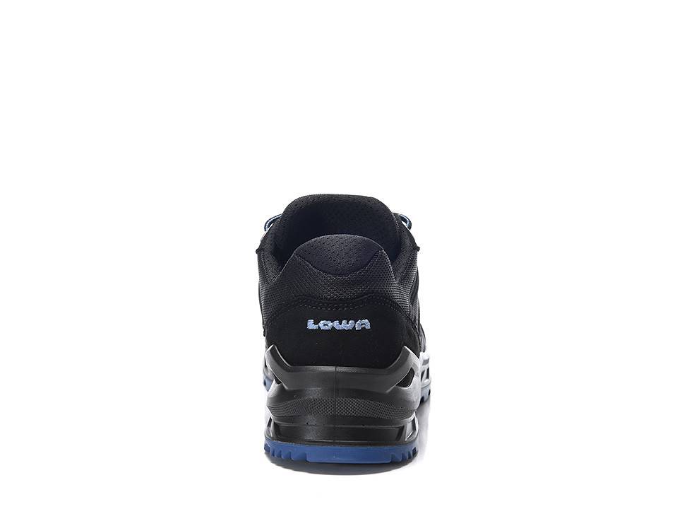 Ein schwarzer und blauer Turnschuh, von hinten gezeigt, mit dem Markennamen 'Lowa', der auf der Ferse eingestickt ist.