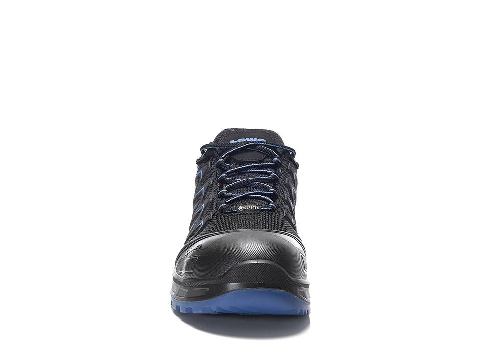 Ein schwarzer und blauer athletischer Schuh mit blauen Schnürsenkeln und einer strukturierten Sohle, von vorne präsentiert, der seine Designmerkmale hervorhebt.