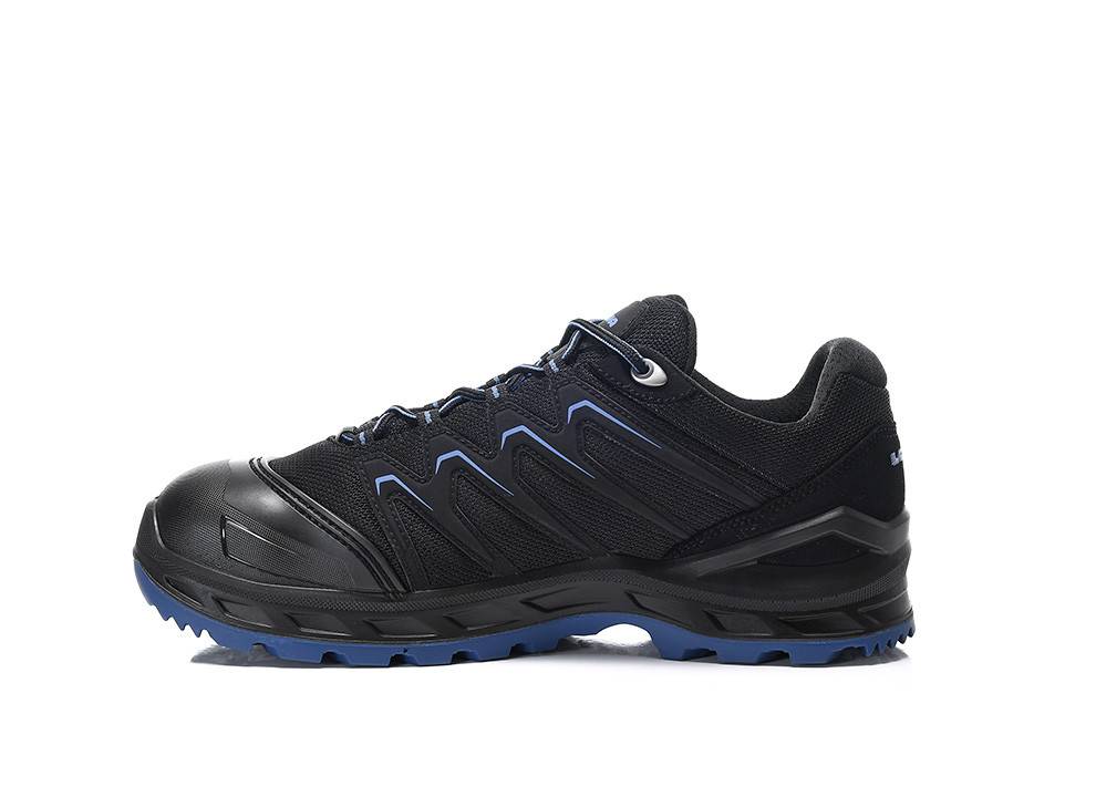 Schwarzer und blauer athletischer Schuh mit robuster Sohle, konzipiert für Outdoor-Aktivitäten.