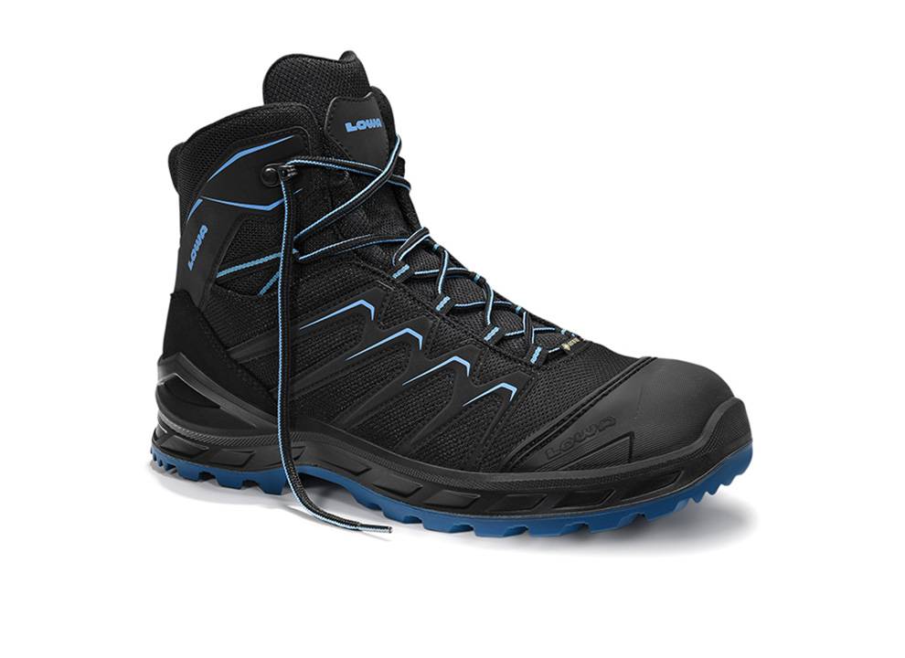 Ein schwarzer Wanderschuh mit blauen Akzenten und einer strukturierten Sohle, entwickelt für Outdoor-Aktivitäten, der eine Seitenansicht der Schnürung und des Profilmusters zeigt.