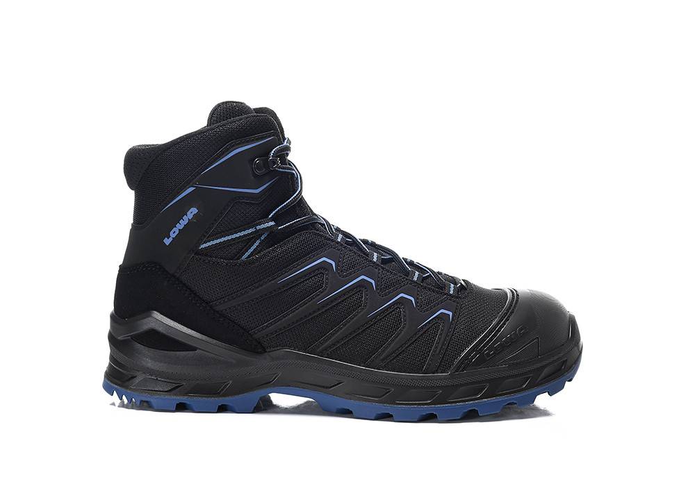 Ein schwarzer Wanderschuh mit blauen Akzenten, ausgestattet mit einer robusten Sohle und Knöchelunterstützung, entwickelt für Outdoor-Aktivitäten und Trailnutzung.